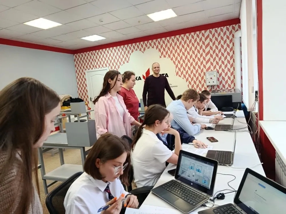 Цифровой физический практикум "От теории к реальным экспериментам"